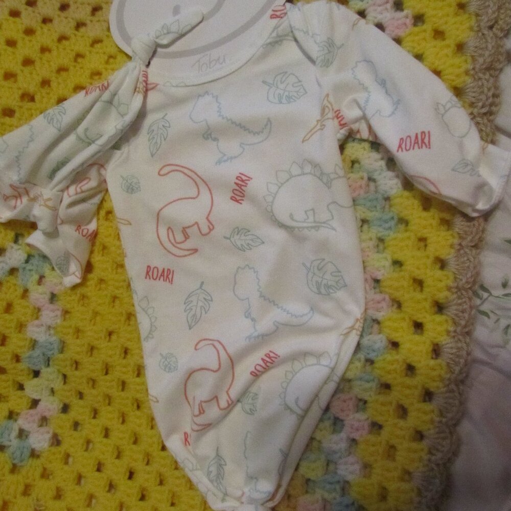 NWT Baby sack and hat to match 0-3 months